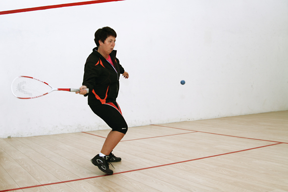 Damer som spiller squash